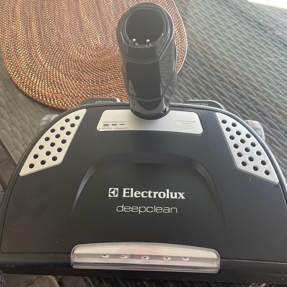 Electrolux EL13A DeepClean Power Head Floor Nozzle GRAY Turns on.